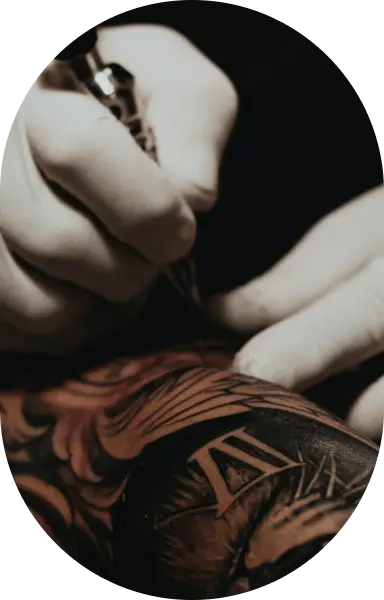 Artist makes tattoo